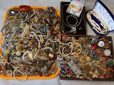 アクセサリー おまとめ大量 約16.6kg 整理品 ネックレス ブローチ イヤリング パール ゴールド 色石 シルバー 等 イミテーション ジャンク