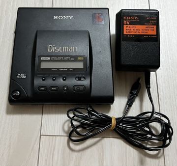 SONY ソニー Discman ディスクマン D-303 ポータブルCDプレーヤー CDプレーヤー イヤフォンなし ACアダプター使用にて再生確認済み 中古品