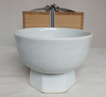 李朝中～後期　分院窯産白磁　面取り高台　厚手の碗形台鉢　祭器　極上の肌艶　検　朝鮮陶磁酒器高麗中国美術中国古玩　 