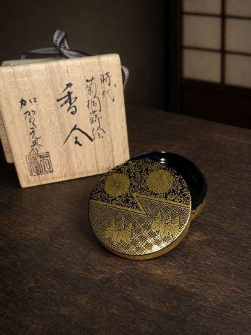 管k1002 加賀元庵作 時代菊桐蒔絵 香合 共箱 共布 漆芸 茶道具