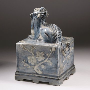 &nabla;花&nabla;李朝時代 呉須染付海駝紐陽刻竹梅文 四方形大水滴 大振り 書道具 護箱付 朝鮮美術