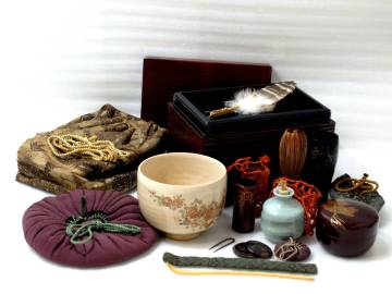 3★時代 茶箱 板目溜塗茶箱 京焼茶碗 金蒔絵棗 黒柿香合 振出 茶杓 茶筅 茶筅入 羽箒入 茶箱 仕服付 茶道具