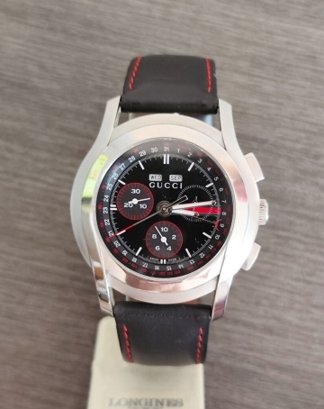 260917&minus;81 稼働品 GUCCI 5500CHRONO メンズ腕時計 黒色文字盤 三針デイト オリジナル革ベルト尾錠 化粧箱付き