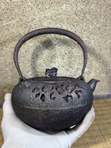 釜師 小振り　平丸形 砲口　岩蟹　獅子摘　砂鉄 明治時代 鉄瓶 煎茶道具　修理無し　水漏れ無し