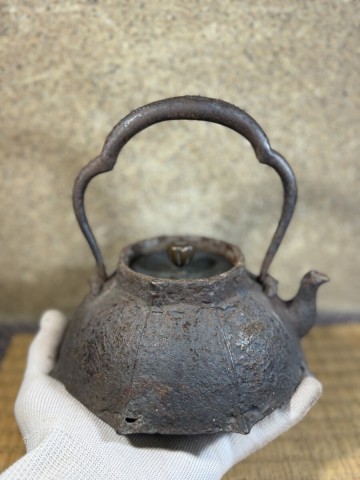 小振り 釜師　傘形　虫喰　白肌　銀象嵌　岩肌 明治時代 鉄瓶 煎茶道具　修理無し　水漏れ無し　満水容量750cc