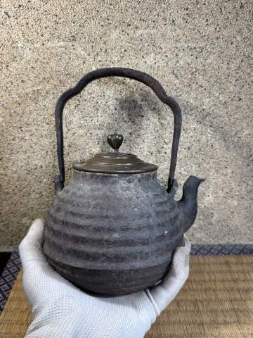金龍堂　 宝珠形　芋形　白肌　 明治時代 鉄瓶 煎茶道具　修理無し　水漏れ無し