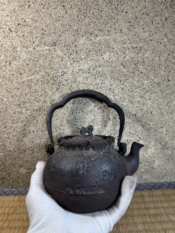 小振り 釜師　宝袋形　獅子摘　満水容量500cc 明治時代 鉄瓶 煎茶道具　修理無し　水漏れ無し
