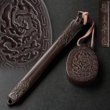 FH374 時代金工【龍文堂造】銅製「雲龍図」印籠形矢立 墨壺・豆硯兼用 分離式・古矢立 提物 携帯用筆記具 書道具 古金工 古美術
