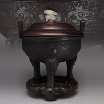 EX831 商晩期 古銅 青銅瑞獸紋三足鼎 白玉靈芝鈕唐木盖 紫檀底座付 全高26cm 木箱・白玉彫霊芝摘 双耳三足香炉 唐物 金工 古美術