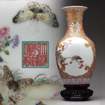EZ776 清代 琺瑯彩黄地福運連連開窗花鳥蝴蝶紋賞瓶 紫檀瓶座付 底款【大清乾隆年製】全高29.5cm 木箱・粉彩花瓶 中国古玩 唐物 古美術