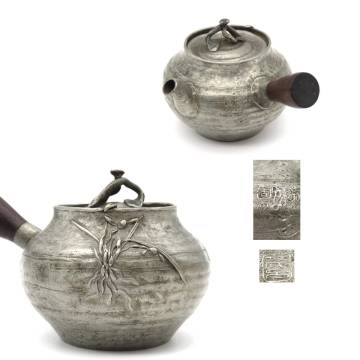 R8541 茂呂香州 造 錫製 霊芝摘 手捻 蘭花 唐木横手 急須 湯沸かし 重さ約185g 在銘 刻印 箱付 錫器 金属工芸 煎茶道具 時代物 古美術 鉄瓶
