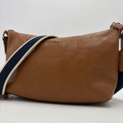 美品!●コーチ COACH メンズ ショルダーバッグ 斜め掛け ヘリテージ ブラウン レザー ロゴ型押し クロスボディ チャーム 本革 ビジネス