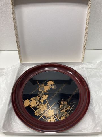 【A】美品 丸盆 菓子器 漆器 金色 蒔絵風 菊 秋草 垣根 赤い縁 お茶道具 インテリア 飾り盆 現状品