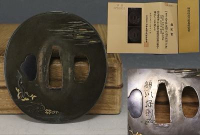 【特別保存刀装具】江戸後期 水戸金工 額川保則(花押)月下正月飾図鐔 竪丸形四分一磨地 鋤出高彫 地透象嵌色絵 鋤残耳 鑑定書付 重要候補