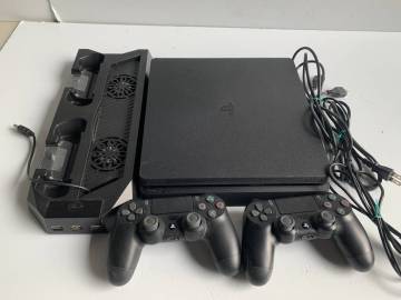 ④t386◆SONY ソニー◆PlayStation4 プレイステーション4 本体 CUH-2200A PS4 Slim コントローラー2個 冷却台 ケーブル まとめ売り