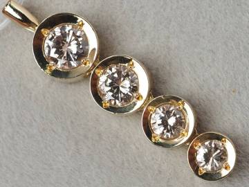 【10826D】K18 天然ダイヤモンド 4P/1.00ct/3.32g/ペンダントトップ