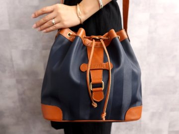 ●超美品●FENDI フェンディ●ペカン●エンボスロゴ●PVC カーフ レザー 本革●巾着 ショルダー バッグ●ネイビー●G金具●B5●Js70698