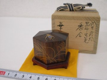 Y4252 漆器 「吉田華正 黒柿 山中漆器 鈴虫蒔絵 螺鈿 虫篭 香合」 共箱 銘有 茶器 茶道具