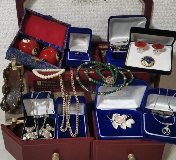 遺品整理大量アクセサリー 指輪 刻印 金色 喜平 パール チェーン 天然素材 蚤の市 昭和レトロ ヴィンテージ ジャンク 天然石 小物 等