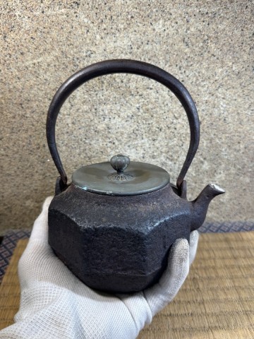 小振り 鉄瓶 満水容量600cc 八角　本体在銘　明治時代 煎茶道具 釜師 修理無し 岩肌 水漏れ無し