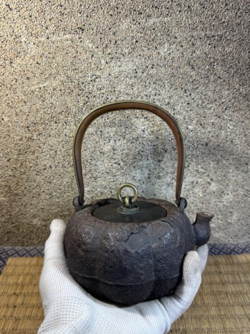 小振り 釜師　金光堂　五郎三郎　南瓜形　瓜形　満水容量600cc 　七宝彫　 明治時代 鉄瓶 煎茶道具 修理無し 水漏れ無し
