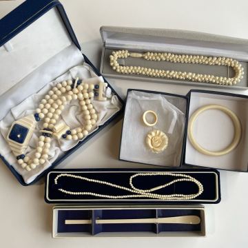 アクセサリーまとめ売り おまとめ品 ネックレス ブレスレット ペンダントトップ 指輪 箱入り アイボリー調 パール風 天然素材 茶杓 象牙色