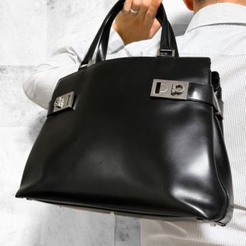 希少/入手困難◎ フェラガモ Salvatore Ferragamo メンズ トートバッグ 肩掛け ビジネス ダブルガンチーニ金具 レザー 黒 ブラック