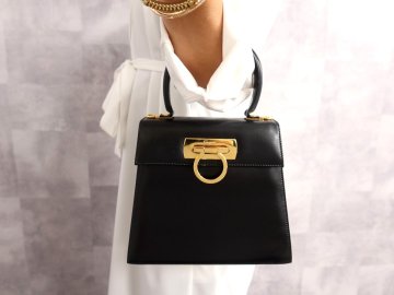●超美品●Salvatore Ferragamo フェラガモ●ガンチーニ●カーフ レザー 本革●ハンド バッグ●黒●ゴールド金具●腕掛け●かばん●Js70925