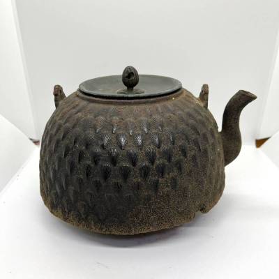 鉄瓶 茶釜 松葉 虫喰い摘み 茶道具 茶器 骨董 時代物 レトロ アンティーク ビンテージ 鉄器 和雑貨 古民具