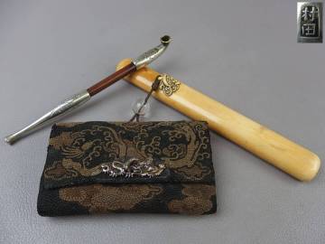 【骨董・喫煙具】★古い 時代煙草入 龍文前金具★★煙管 刻印有 相良刺繍 差し 緒締 fm032ual.2