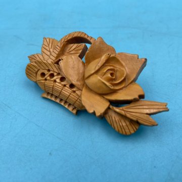【13904P110】ブローチ 木製 薔薇 バラ ローズ 花籠 花カゴ 花 バスケット フラワー モチーフ おしゃれ 可愛い ワンポイント 素朴 レトロ