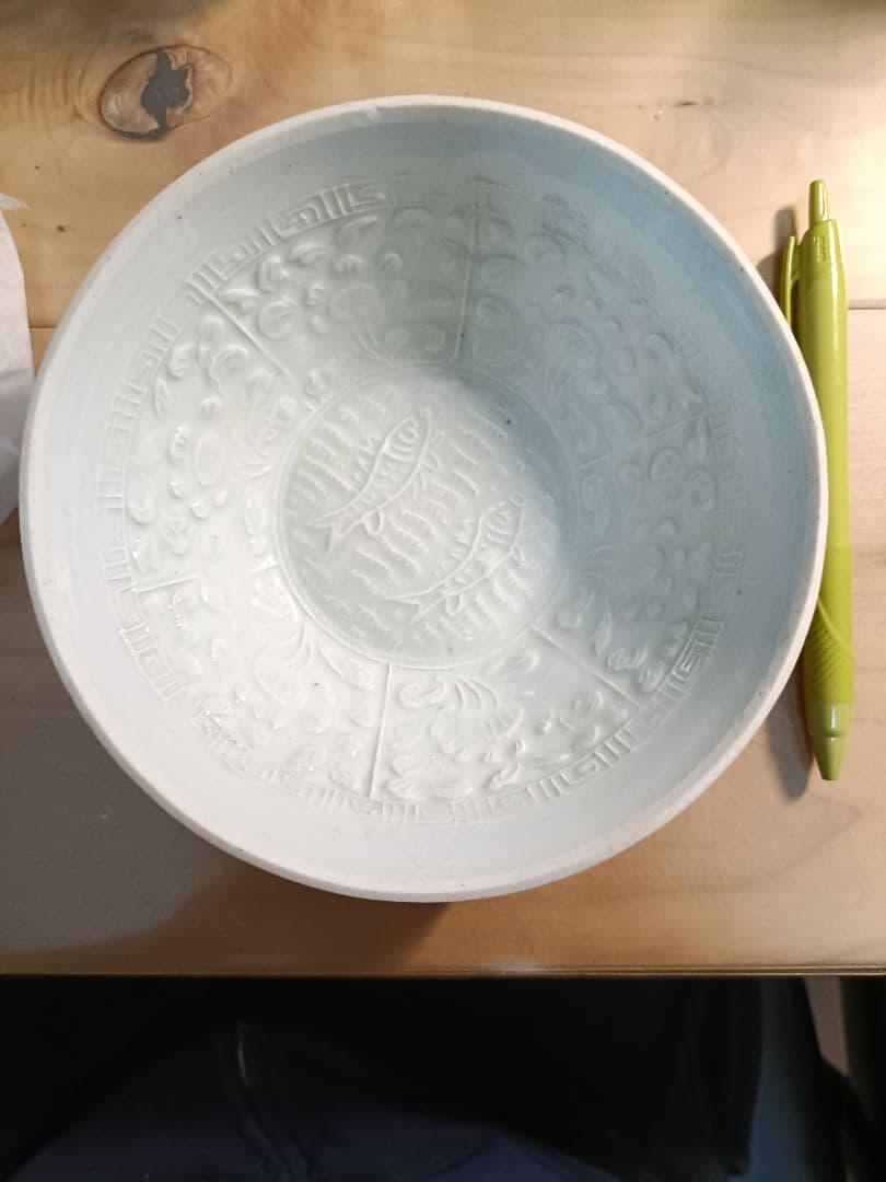 青白磁　装飾的な魚模様の陶器ボウル