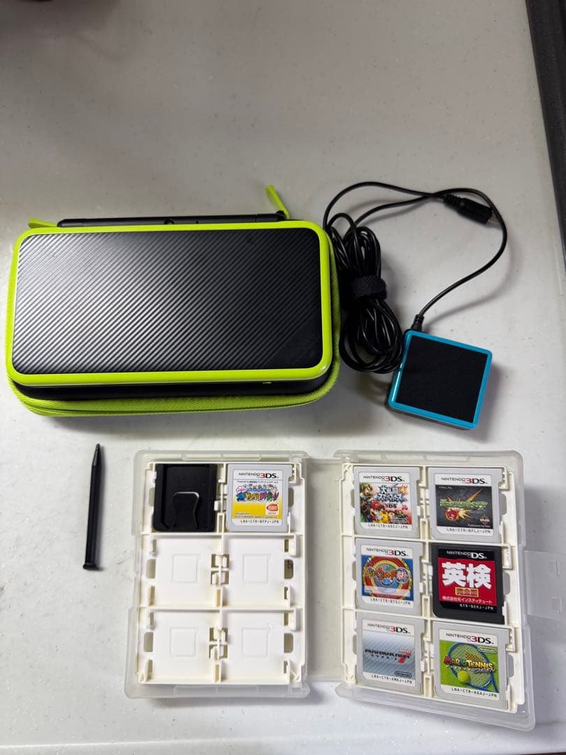 New Nintendo 2DS LL ブラック&times;ライム 本体