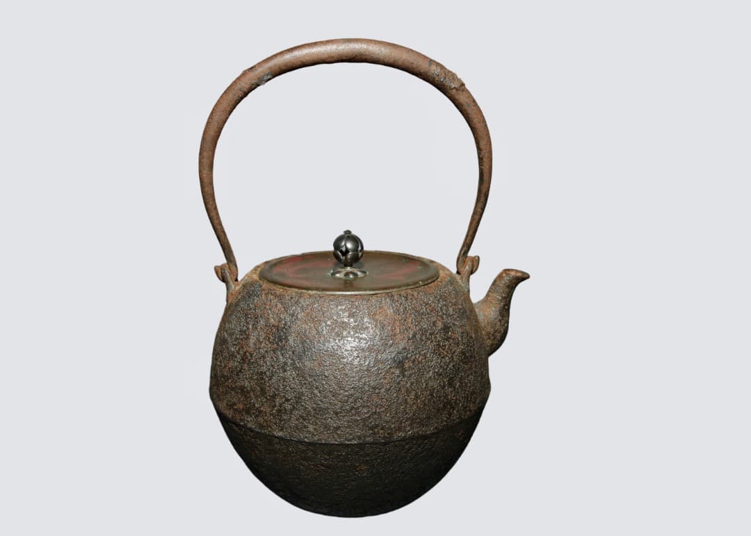 時代煎茶道具 荒岩肌 鉄瓶 斑紫銅蓋 透かし彫り蕾摘 砂型鋳造 侘び寂びの極致